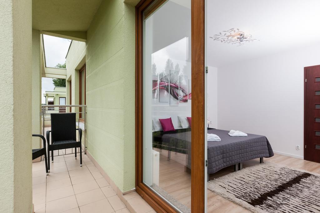 Riverside Apartment With Balcony By Noclegi Renters سفينويتشي المظهر الخارجي الصورة