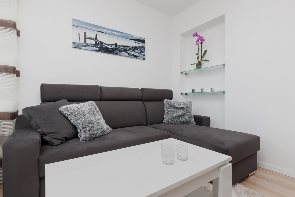 Riverside Apartment With Balcony By Noclegi Renters سفينويتشي المظهر الخارجي الصورة