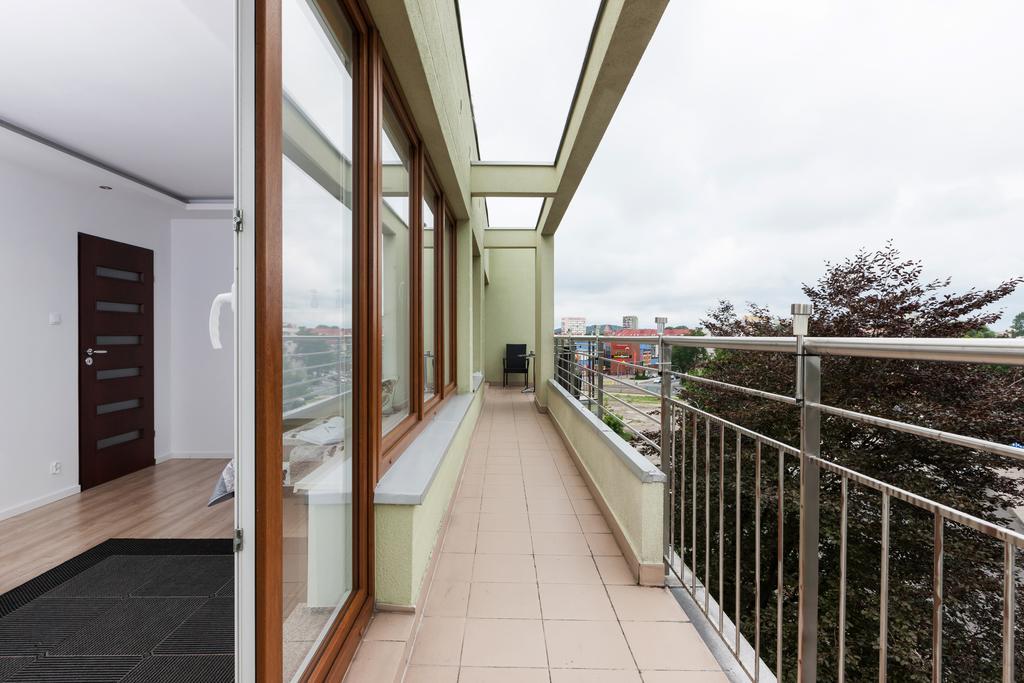 Riverside Apartment With Balcony By Noclegi Renters سفينويتشي المظهر الخارجي الصورة